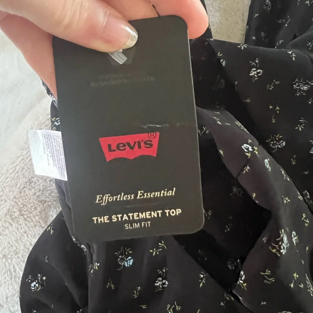 Levi's Black Floral Women's Top Size M NWT - Picture 3 of 6